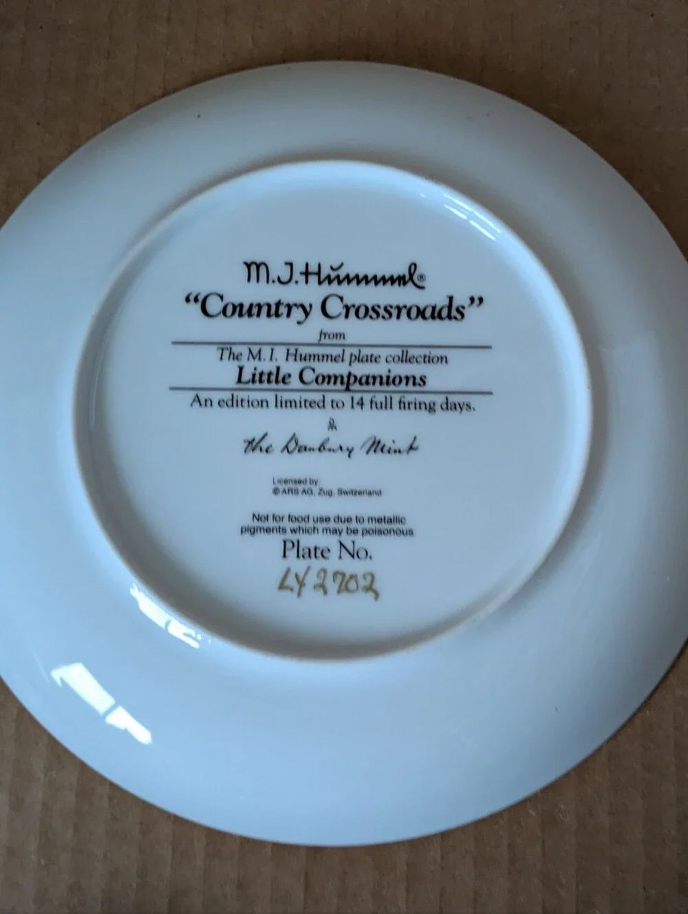 M J Hummel Hand-Painted Children Decorative Wall Plate Little Companions LY2702